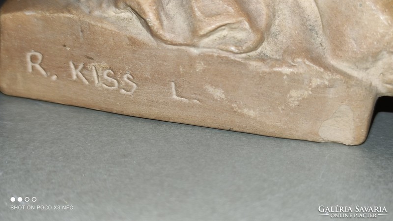 R. Kiss Lenke ülő zenélő nő  terrakotta szobor eredeti jelzett