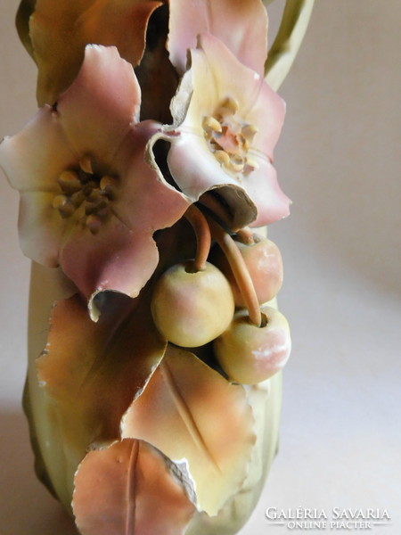 Antik  kancsóváza plasztikus virágokkal - kis sérülésekkel