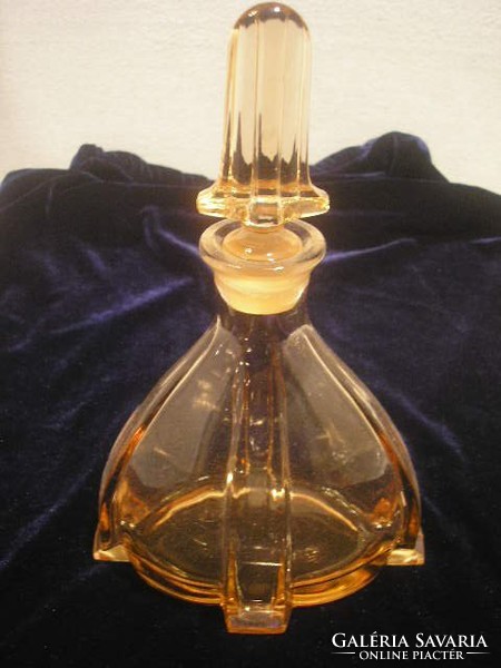 N14  Art decó Moser jellegű likőrös mályvaszínű + 6 pohárral mélyített tálcával  magas dugójával