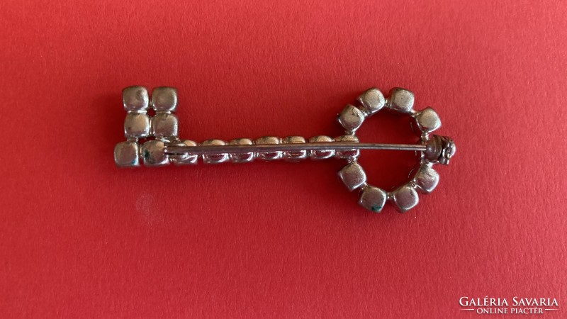 Retro brooch needle with rhinestone key