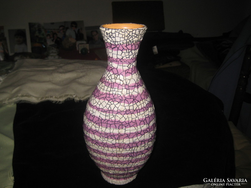 Gorka Géza váza , 29 cm , alján jelzés  ami  nehezen fotózható , viszonylag ritkán  látható   tárgy