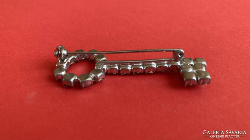 Retro brooch needle with rhinestone key