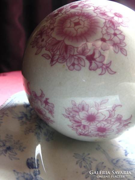 Porcelán gömb krémfehér alapon rózsaszín virágos