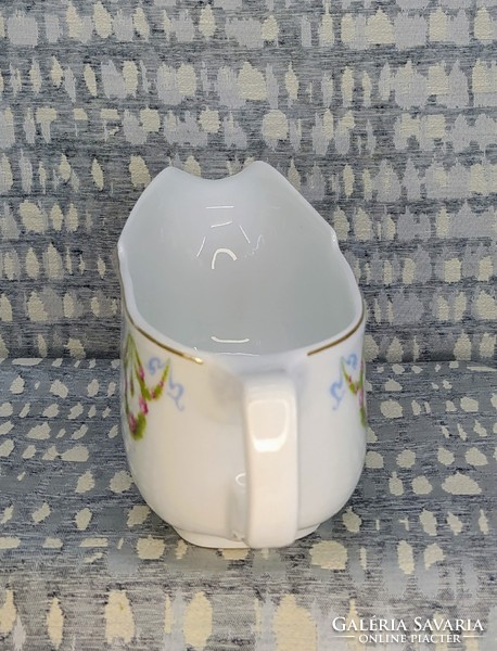 Large porcelain sauce spout