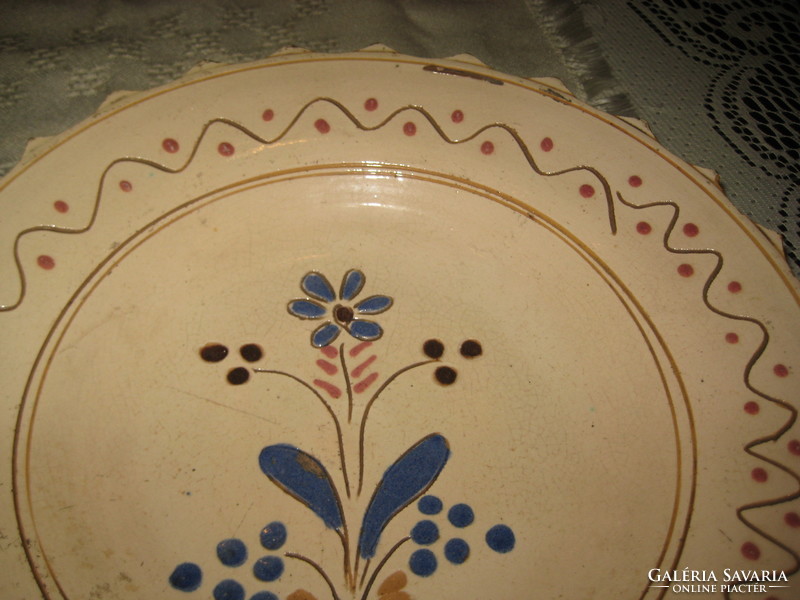 Óbányai  fali tányér  idősebb Teimel István munkája , ő volt aki az óbányai fazekasságot híressé tet