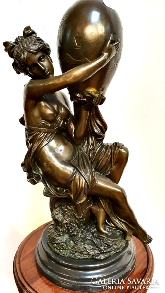 Nőalakos bronz szobor márvány talapzaton