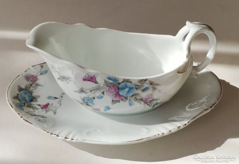 Antique Art Nouveau sauce with porcelain sauce. Size: 24 cm.