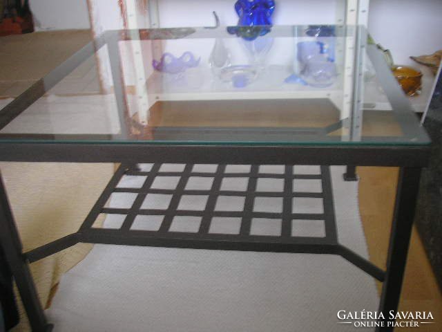 Fém + polcos edzett üveglapos  nagyméretű asztal 68 x 68 cm eladó