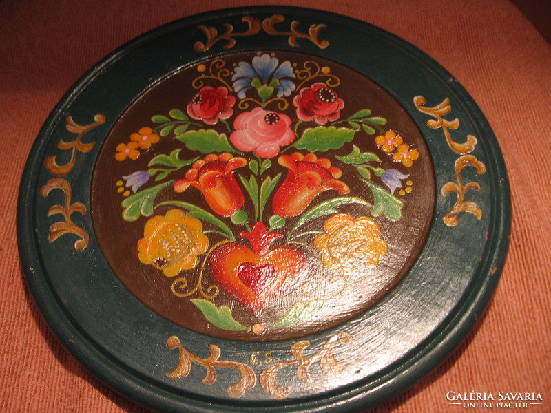 Folk art.Flush background with lush floral wooden wall ornament on plate, bowl, retro