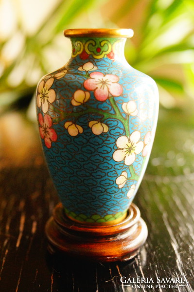Chinese vase.- Cloisonne.- Enamel.