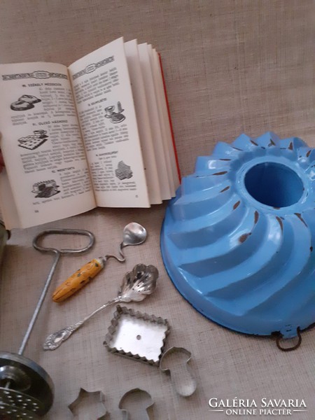 Régi konyhai eszközök egyben zománcos kuglóf sütő köpülő,sütiformák kanalak süteményes könyv