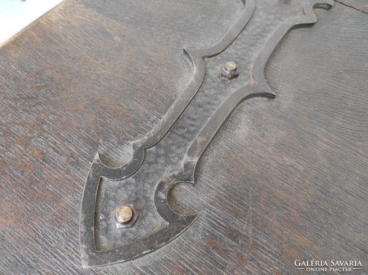 Antik reneszánsz barokk bútor kovácsoltvas rátétes nehéz keményfa fa láda nehéz vas alátéttel 5392