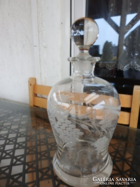 Kézzel csiszolt régi üveg boros butélia talpas csiszolt üvegpoharakkal