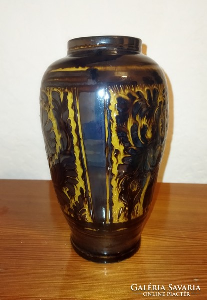 Engraved floral pattern in a large glazed ceramic vase 25cm