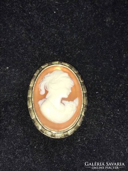 Old-looking very showy cameo badge brooch with a finely crafted female image.