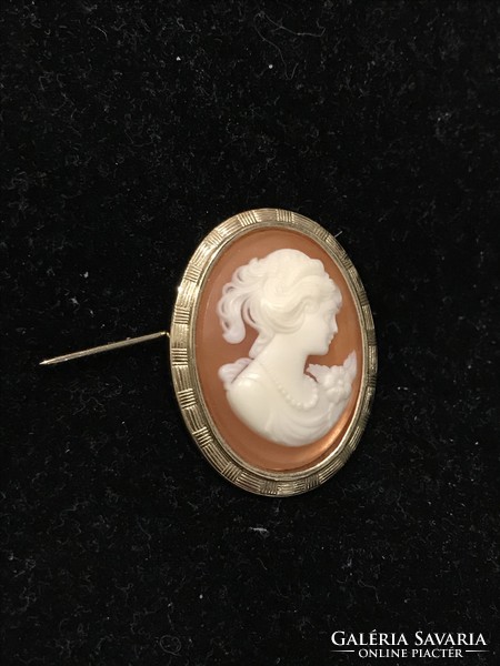 Old-looking very showy cameo badge brooch with a finely crafted female image.