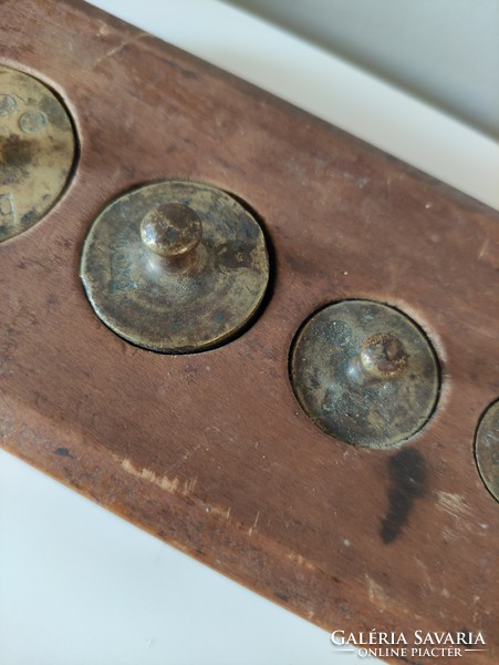 Antik réz patika mérleg súlyok eredeti fa tartóban Inke László hagyatékából