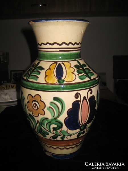 Korondi  váza  , 31 cm  , a megszokott  kisebb ,máz  lepattanásokkal