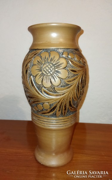 Vésett virágos mintás nagy kerámia váza 30cm