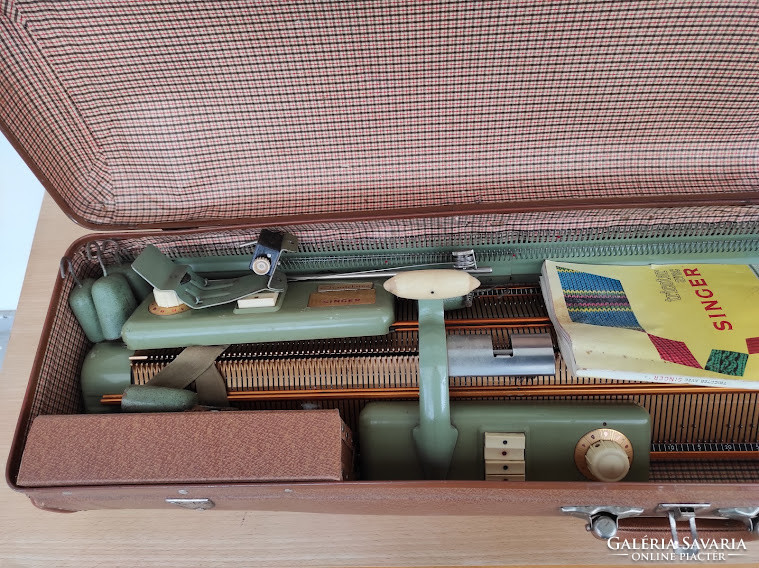 Antik hordozható kötő gép ruhaipari szerszám eredeti dobozában prospektussal 5409