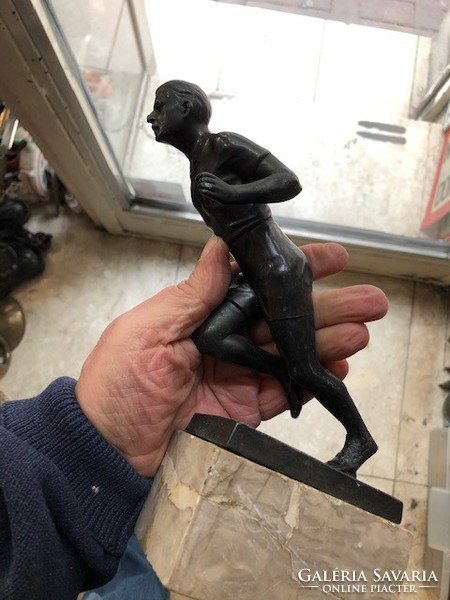 Metal statue, 17 cm high, 22 cm long, runner, athlete.