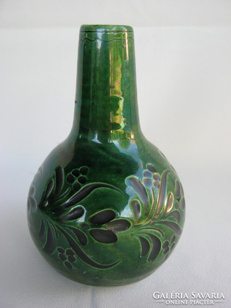 Zöld mázas kerámia váza