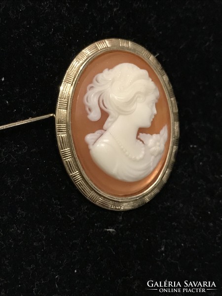 Old-looking very showy cameo badge brooch with a finely crafted female image.