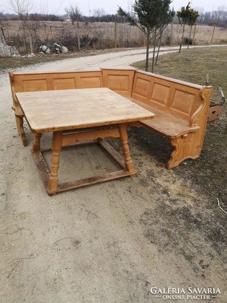 Table corner with pine bench