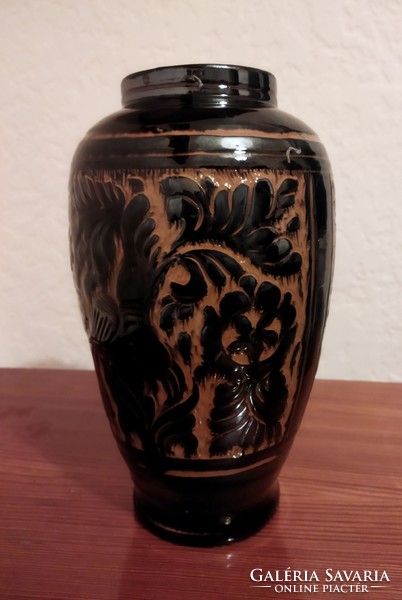 Engraved floral pattern in a large glazed ceramic vase 25cm