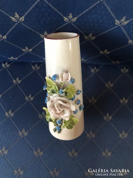 Porcelán váza,plasztikus virág díszítéssel,jelzés nélkül.11 cm magas Törés-repedés mentes állapotban