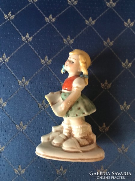 Német porcelán figura,nipp. Sérülésmentes állapotban. Jelzett. 11 cm magas