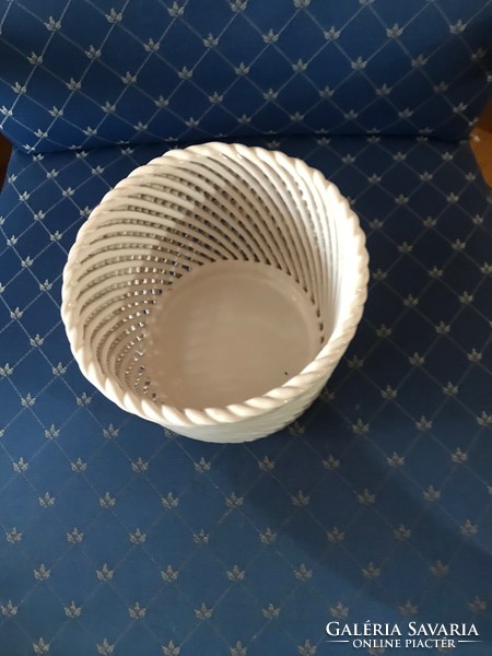White porcelain wicker pot. In an undamaged condition. 17X17 cm