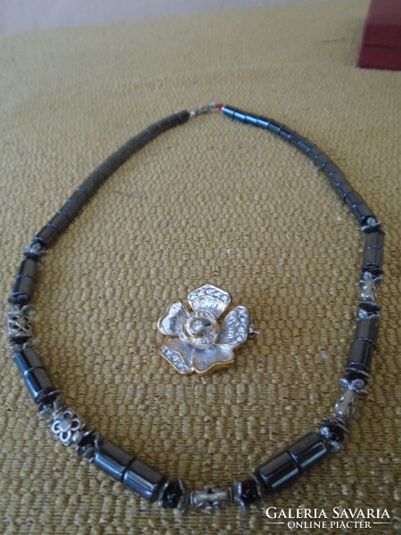 Hematit különleges nyaklánc 48cm + egy szikrázó kövekkel kirakott különleges bross