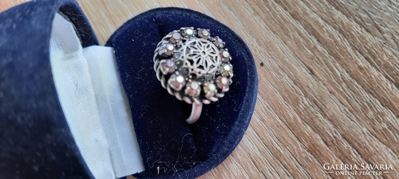 Antique ring with adjustable size