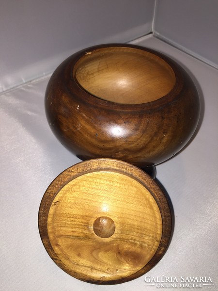 Old wooden bonbonier (iza)
