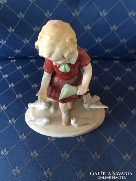 Sitzendorf német porcelán figura,kislány. Sérülésmentes állapotban. Jelzett. 18 cm magas.