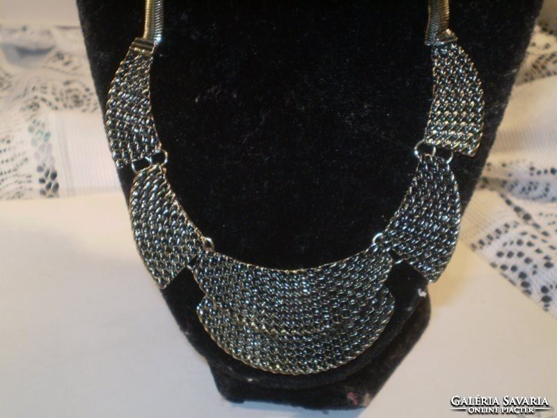 Unique collar necklace