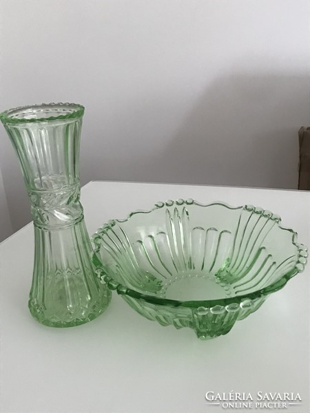 Antik préselt üveg váza élénkzöld színben, 22,5 cm magas