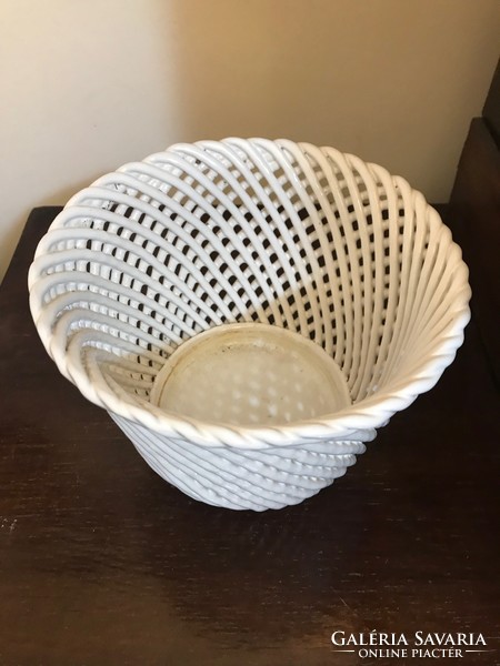 White porcelain wicker pot. In an undamaged condition. 16X20 cm