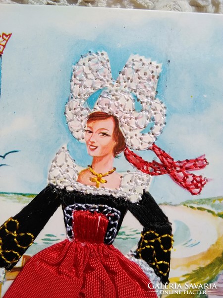 Vintage selyemfonállal hímzett, textilrátétes képeslap Bretagne-i népviselet, 1970-es évek