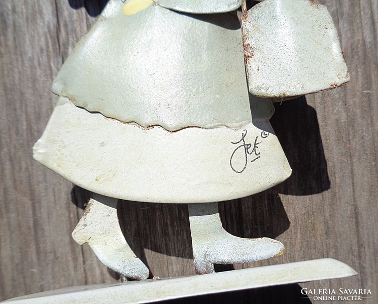 Old plate figurine with jet sign