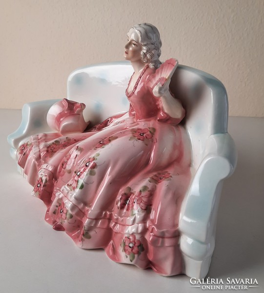 Art Deco pamlagon ülő dáma, kerámia szobor
