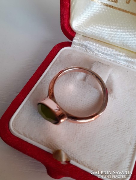 Retro arany színű réz női gyűrű csiszolt zöld zabszem alakú foglalt csiszolt üveg kővel ékítve
