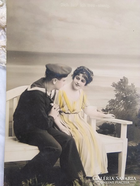 Antik kézzel színezett romantikus fotólap/képeslap, vízpart, matróz és kedvese 1910-es évek