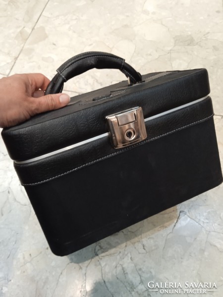 Leather make-up bag, size 20 x 30 x 18 cm.