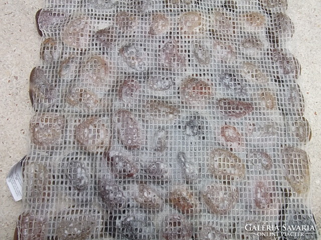 Kerti dekorációs csiszolt kő-kavics 30x30 cm-es hálón