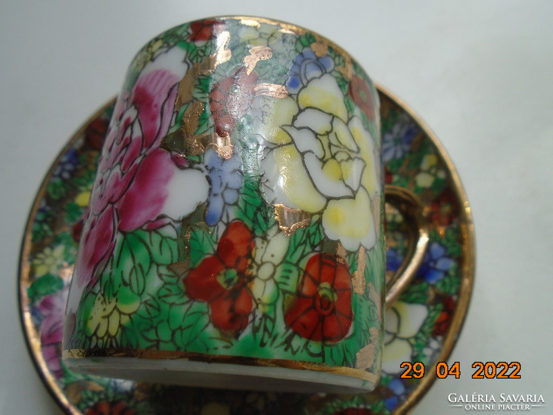 Kidomborodó kézi arany és színes zománc virágmintákkal kávés csésze alátéttel HANDMADE CHINA jelzés