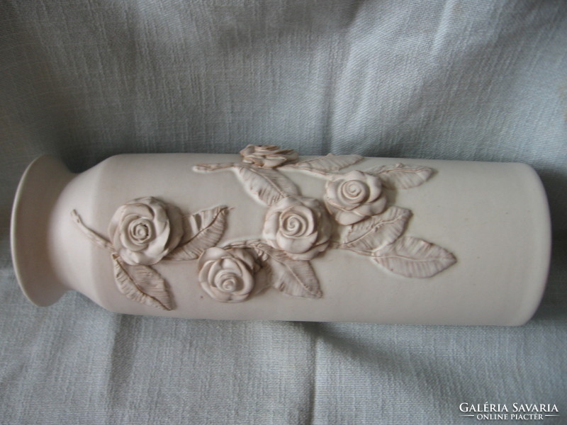 Shabby chic romantikus, plasztikus rózsás fehér kerámia váza esküvőre is