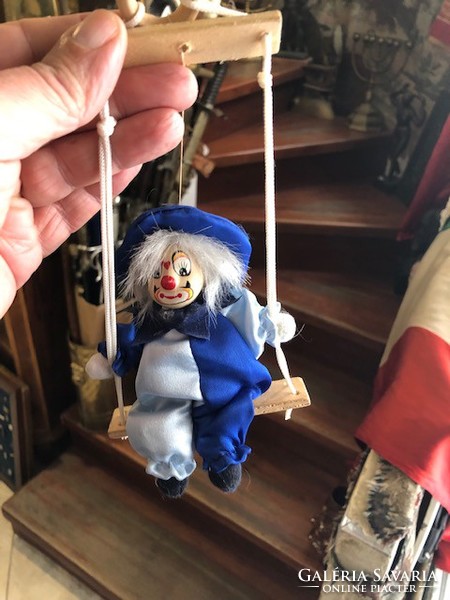 Rocking clown statues, 15 cm in size, excellent for children.