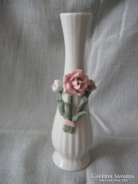 Shabby chic romantikus ,rózsaszín, plasztikus rózsás fehér, bordás porcelán váza